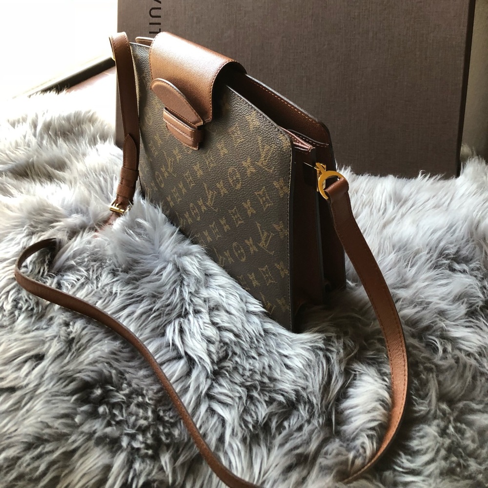 ๐ฏ Authentic Louis Vuitton Courcelles Body Bag ๐ - Picture 8 of 13